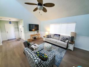 sala de estar con sofá y ventilador de techo en Floridays en St. Augustine Beach