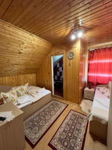 Postel nebo postele na pokoji v ubytování Pensiunea Valea Frumoasei