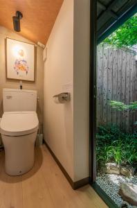 Koupelna v ubytování 桜の宿千本 two rooms two toilets + 33 fotografií