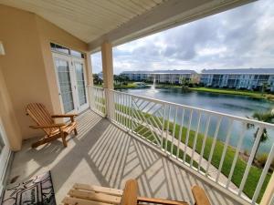- un balcon avec vue sur l'eau dans l'établissement Seaside at Anastasia 306, à Saint Augustine Beach