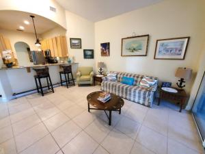uma sala de estar com um sofá e uma mesa em Treasure Beach em Saint Augustine