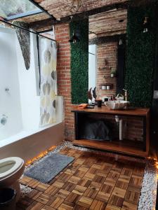 ein Badezimmer mit einem WC, einer Badewanne und einem Waschbecken in der Unterkunft Cabañas Everest in Mineral del Monte