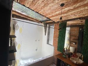 ein Badezimmer mit einer weißen Badewanne und einem Waschbecken in der Unterkunft Cabañas Everest in Mineral del Monte