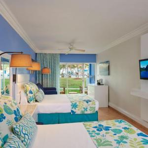 Rúm í herbergi á Coconut Bay Beach Resort & Spa All Inclusive