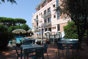 Bazén v ubytování Hotel Capriccio nebo v jeho okolí