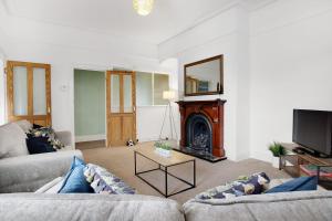 uma sala de estar com um sofá e uma lareira em Terrace View Home in South Shields, Sleeps 7 em South Shields