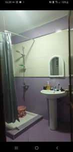 Un baño con lavabo, ducha y espejo. en Heart of tangier, en Tánger