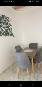 una mesa de comedor con 4 sillas y una pintura en Heart of tangier, en Tánger