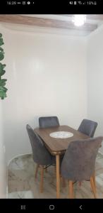 una mesa de comedor con 4 sillas alrededor en Heart of tangier, en Tánger 5 fotos más