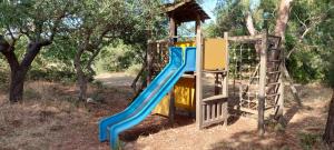 un parco giochi con scivolo blu e giallo di Agriturismo Poggio Ferrata a Ruvo di Puglia