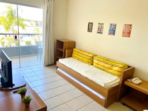 a room with a bed and a tv in it at Flat Pertinho do Hot Park (200m)! Aconchegante! in Rio Quente