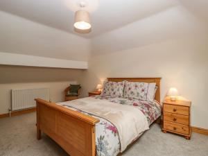 um quarto com uma cama, uma cómoda e 2 candeeiros em Whitlow Lodge Annex em Gloucester