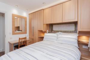 1 dormitorio con 1 cama blanca grande y escritorio en Central Belfast Apartments Alfred Street, en Belfast
