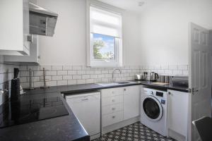 A kitchen or kitchenette at Spacious 3-Bed Home in South Shields, Sleeps 8