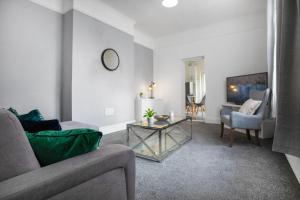 uma sala de estar com um sofá e uma mesa em Spacious 3-Bed Home in South Shields, Sleeps 8 em South Shields