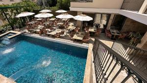 Bazén v ubytování Hotel Pima Budva nebo v jeho okolí