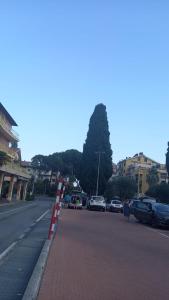 een straat met auto's geparkeerd aan de kant van een weg bij Alloggio Maria in San Bartolomeo al Mare