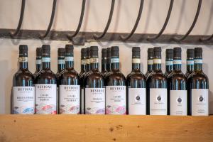 - un bouquet de bouteilles de vin assises sur une étagère dans l'établissement Agriturismo Cantine Bevione - Rooms with air conditioning, à Belvedere Langhe