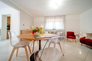ein Wohnzimmer mit einem Tisch und Stühlen in der Unterkunft Luxury Room in Montecatini Terme