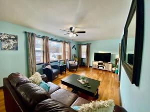 ein Wohnzimmer mit einem Sofa und einem Tisch in der Unterkunft Rustic Elegance 3BDR Stylish Farmhouse Getaway in Schenectady