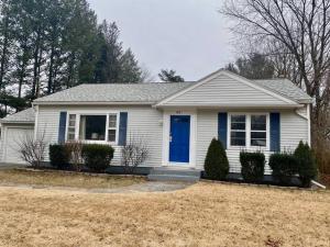 una casa bianca con una porta blu di Rustic Elegance 3BDR Stylish Farmhouse Getaway a Schenectady