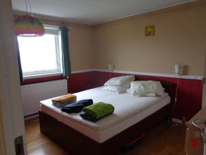 Un dormitorio con una cama con dos bolsas. en Sisimiut Bed & Breakfast en Sisimiut