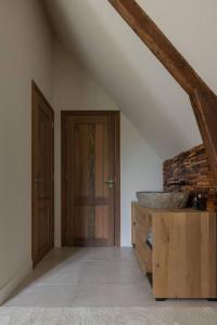 Zimmer im Dachgeschoss mit einer Holztür und einer Treppe in der Unterkunft Park Lofts Groningen Penthouse in Groningen