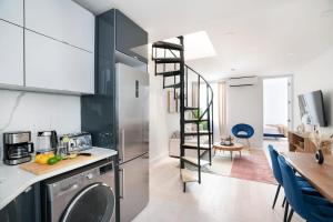 uma cozinha e sala de jantar com uma escada em espiral em 78-4A 2BR Duplex with a Balcony Prime UES em Nova York