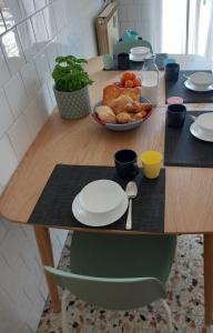 une table en bois avec une assiette de nourriture dans l'établissement Home Poetry_La Spezia_Cinque Terre, à La Spezia