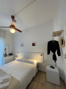 Schlafzimmer mit einem Bett und einem Deckenventilator in der Unterkunft Hotel Elite in Cervia