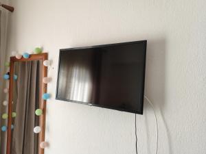einen Flachbild-TV, der an einer Wand hängt in der Unterkunft ΛΕΛΑ in Kriopigi