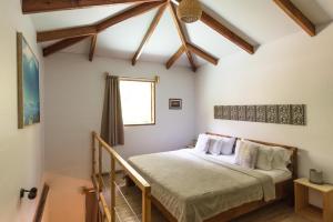 Кровать или кровати в номере Ohana Villas