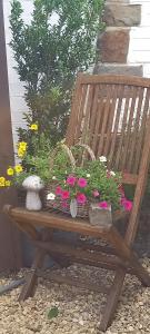 法梅恩地區馬什的住宿－Côté Cosy，木凳上放着一束鲜花
