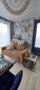 salon z kanapą i telewizorem w obiekcie Côté Cosy w mieście Marche-en-Famenne