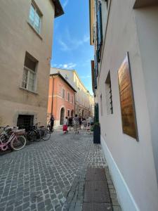 una strada di ciottoli con biciclette parcheggiate sul lato di un edificio di Effealatapartments - Appartamento del Duca a Senigallia