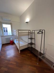 2 letti a castello in una camera con pavimento in legno di Appartamento del Duca a Senigallia
