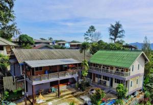 uma vista superior de uma casa com um telhado verde em อีต่องโฮมสเตย์ em Thong Pha Phum