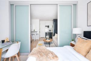 ニューヨークにある78-3C Newly renovated 1BR WD Walk 2 Central Parkのベッドルーム(ベッド1台、デスク付)、リビングルームが備わります。