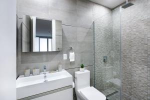 ein Bad mit einem WC, einem Waschbecken und einer Dusche in der Unterkunft 78-3C Newly renovated 1BR WD Walk 2 Central Park in New York