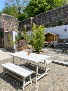 a picnic table and a bench in a courtyard at The Tiger Inn in Merthyr Tydfil