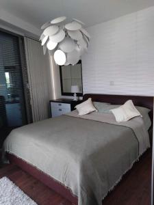 Llit o llits en una habitació de COSMO Apartman Prilep