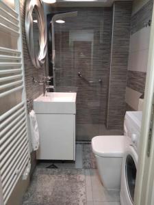 Kylpyhuone majoituspaikassa COSMO Apartman Prilep