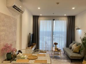 un soggiorno con divano e tavolo di Nobita House toà S202 Vinhome Grand Park full nội thất view sông - Netflix a Gò Công