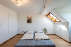 um quarto com 2 camas num sótão em Gezellig huisje met leuke tuin em De Haan