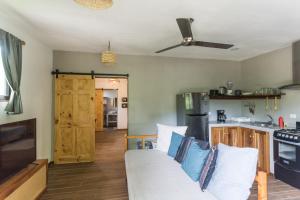 Кухня или мини-кухня в Ohana Villas
