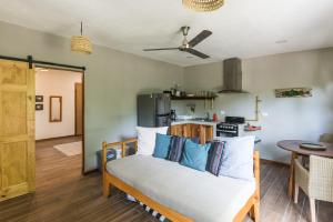 Кухня или мини-кухня в Ohana Villas
