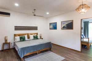 Кровать или кровати в номере Ohana Villas
