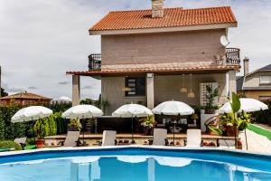 Basen w obiekcie Casa Victoria garden con Jacuzzi y piscina lub w pobliżu