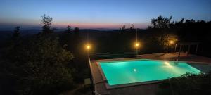 Bazén v ubytování Agriturismo Tra Le Colline nebo v jeho okolí
