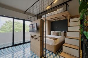 a bedroom with a bunk bed and a tv at Comfy Loft in Santa Ana in Santa Pera
